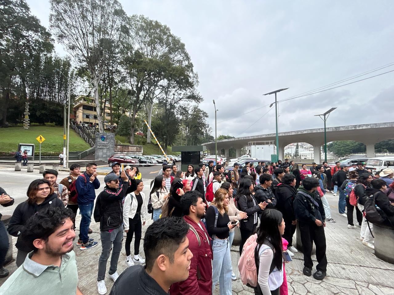 Estudiantes de la UV bloquean calles para exigir inscribir materias en línea