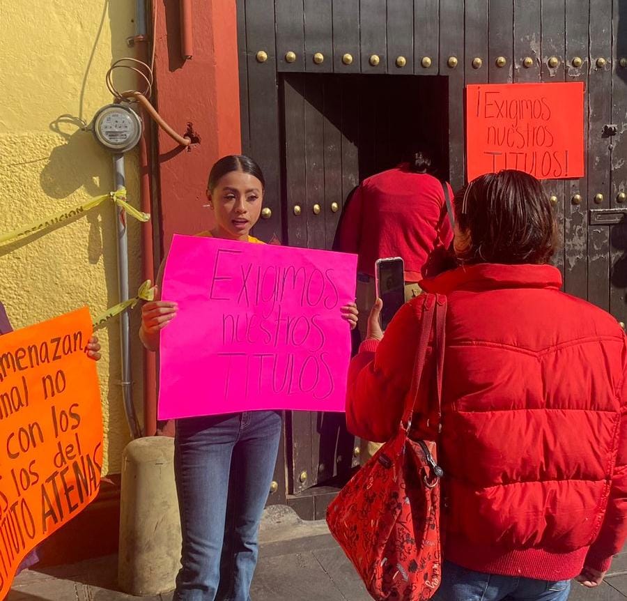 Ex alumnos exigen entrega de títulos universitarios al instituto Atenas de Orizaba
