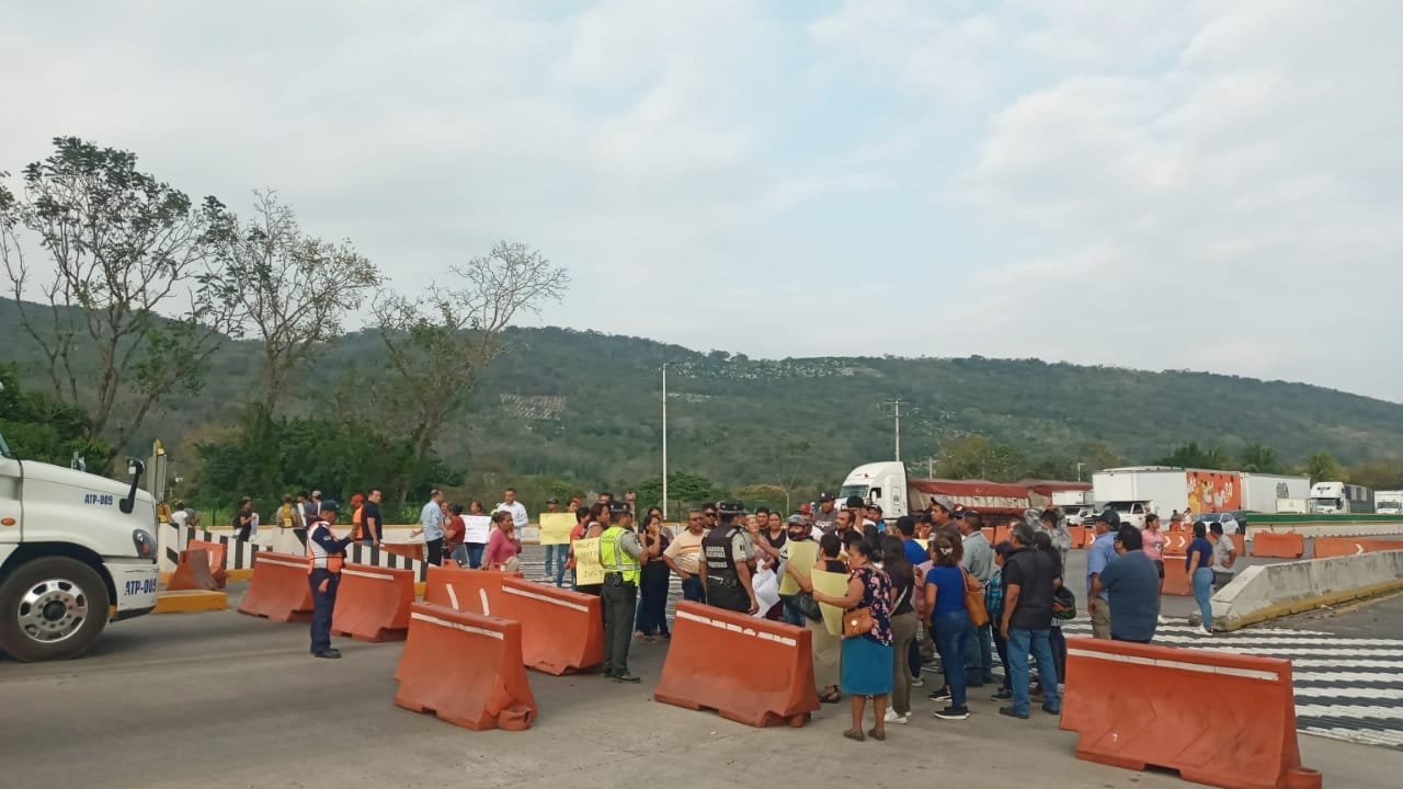 Toman caseta de Cuitláhuac, exigen liberación de detenido y alto a presuntos abusos de elementos de SSP