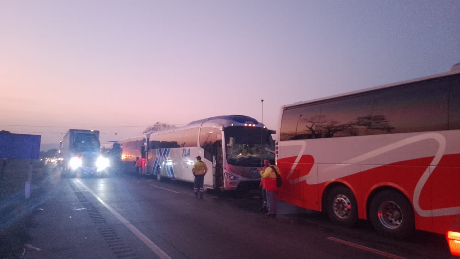 Carambola de cuatro autobuses en la autopista Córdoba-Veracruz deja seis lesionados