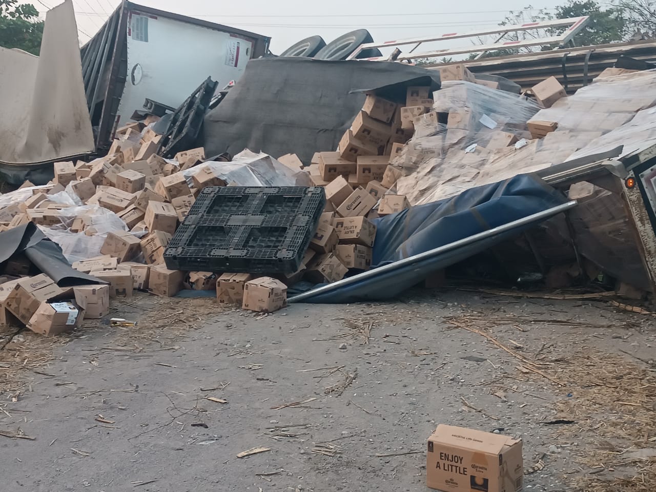 Vuelca tráiler cargado con cerveza Corona de exportación en Tierra Blanca