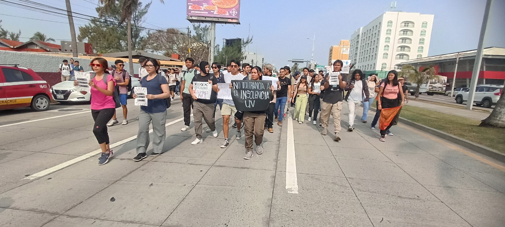 Universitarios protestan contra implementación del Sistema PLANEA en la UV