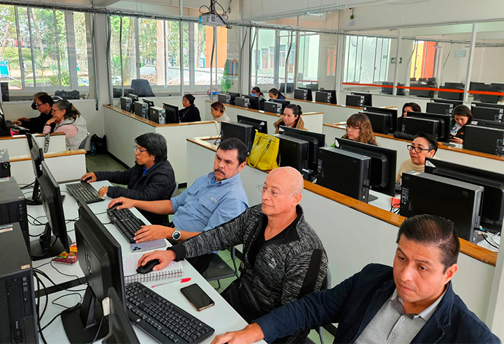 Arquitectura UV capacitó a servidores públicos