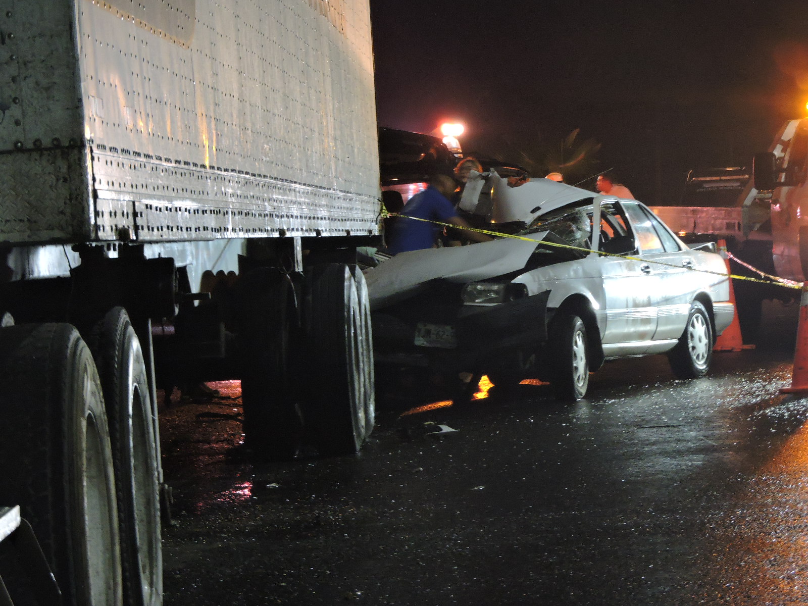 Mujer muere al estrellarse su auto contra la parte trasera de un tractocamión en Tierra Blanca