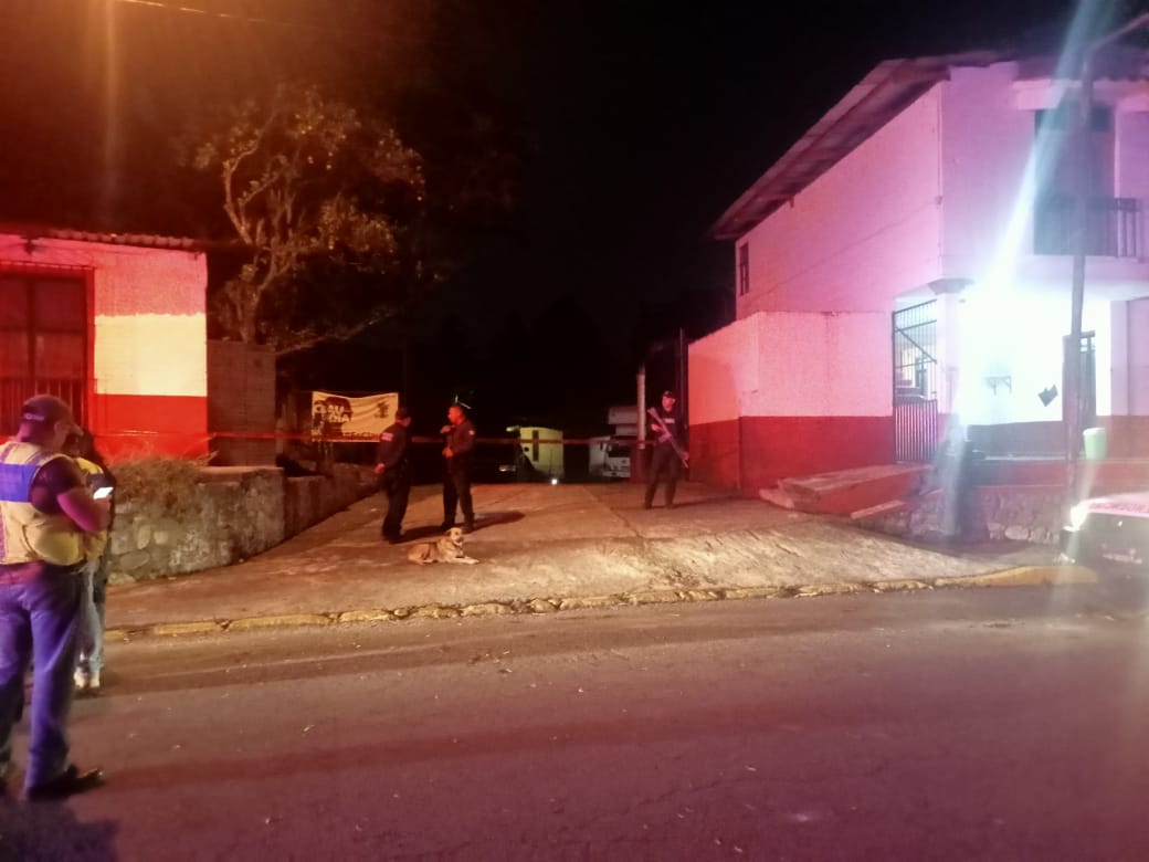 Dos mecánicos, uno menor de edad, mueren al caerles encima camioneta que reparaban en Coscomatepec
