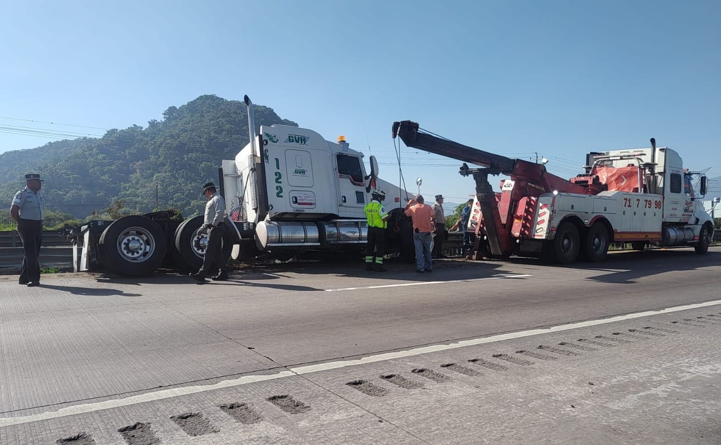 Tráiler se estrella contra las barras metálicas de contención de la autopista Córdoba-Orizaba