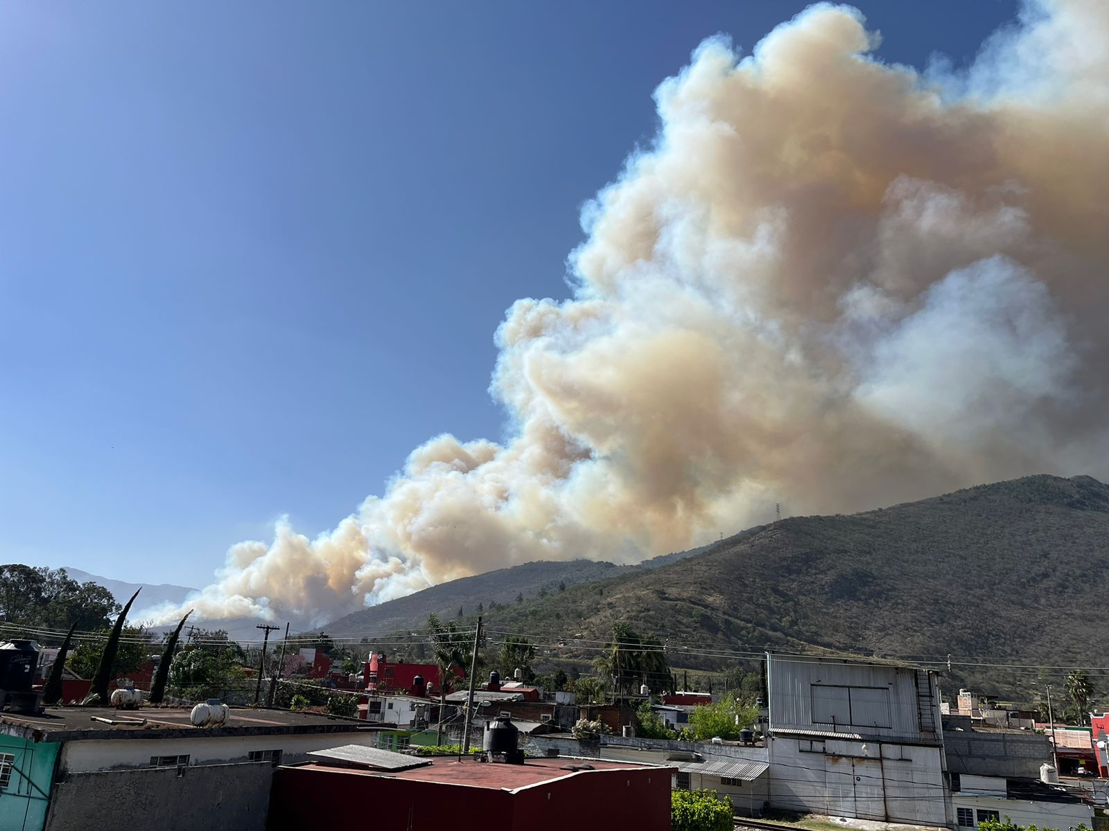 Combaten tres fuertes incendios forestales en las Altas Montañas