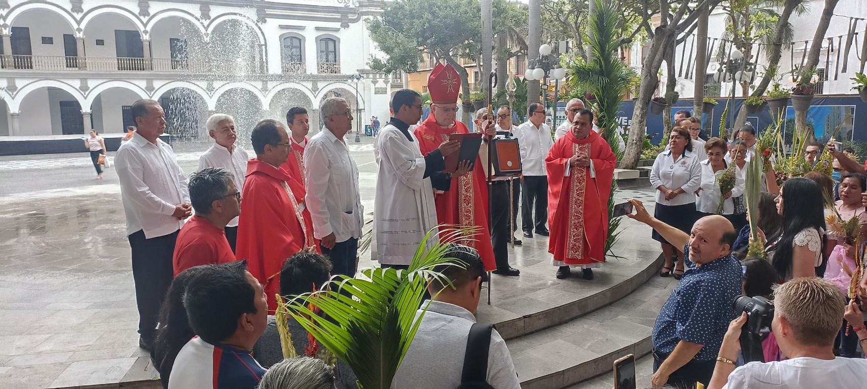 Participan cientos de fieles en el Domingo de Ramos en Veracruz puerto