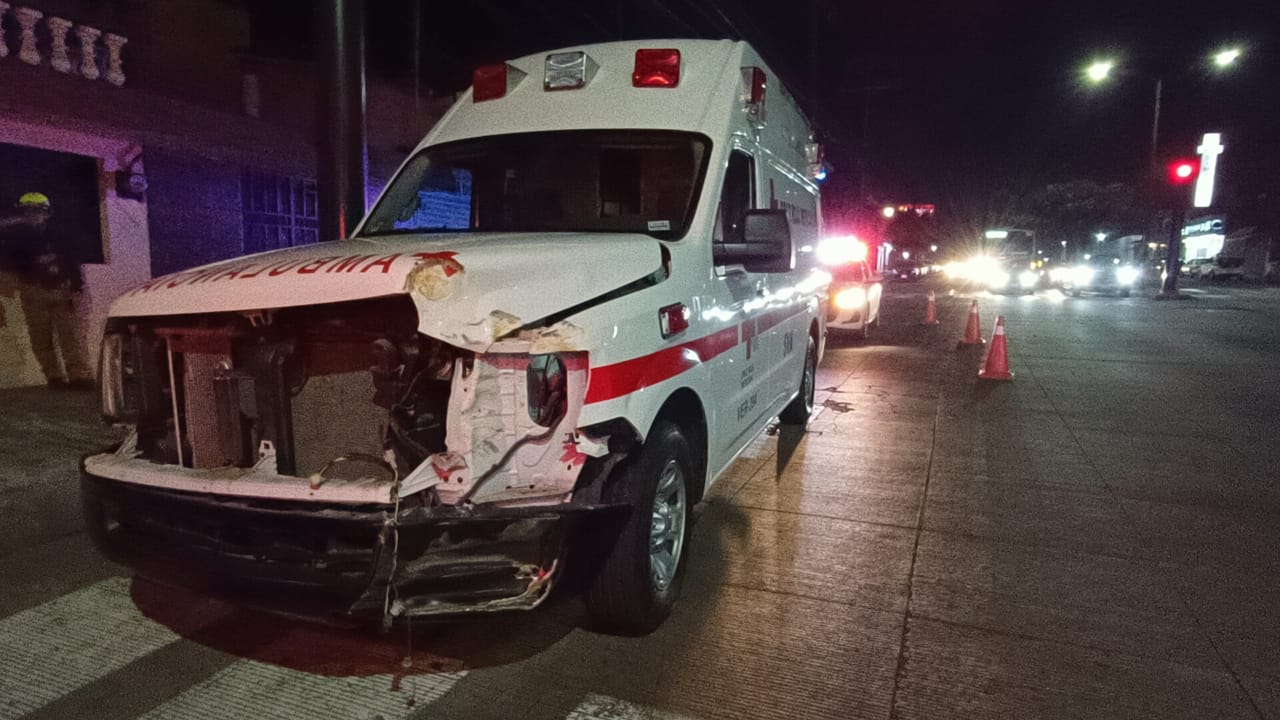 Ambulancia es impactada por autobús en Orizaba