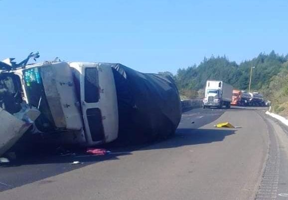 Camioneta particular contra camión de carga en las cumbres de Maltrata