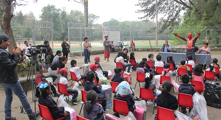UV entregó juguetes, ropa y útiles escolares a población infantil