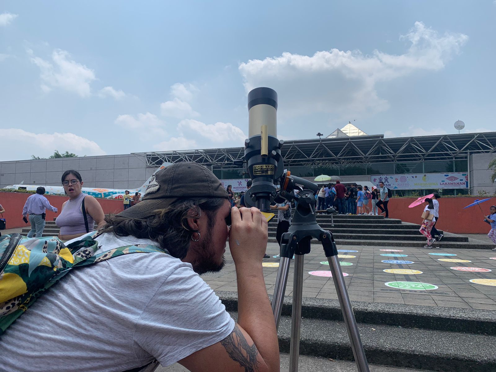 Cientos de veracruzanos observan el eclipse solar