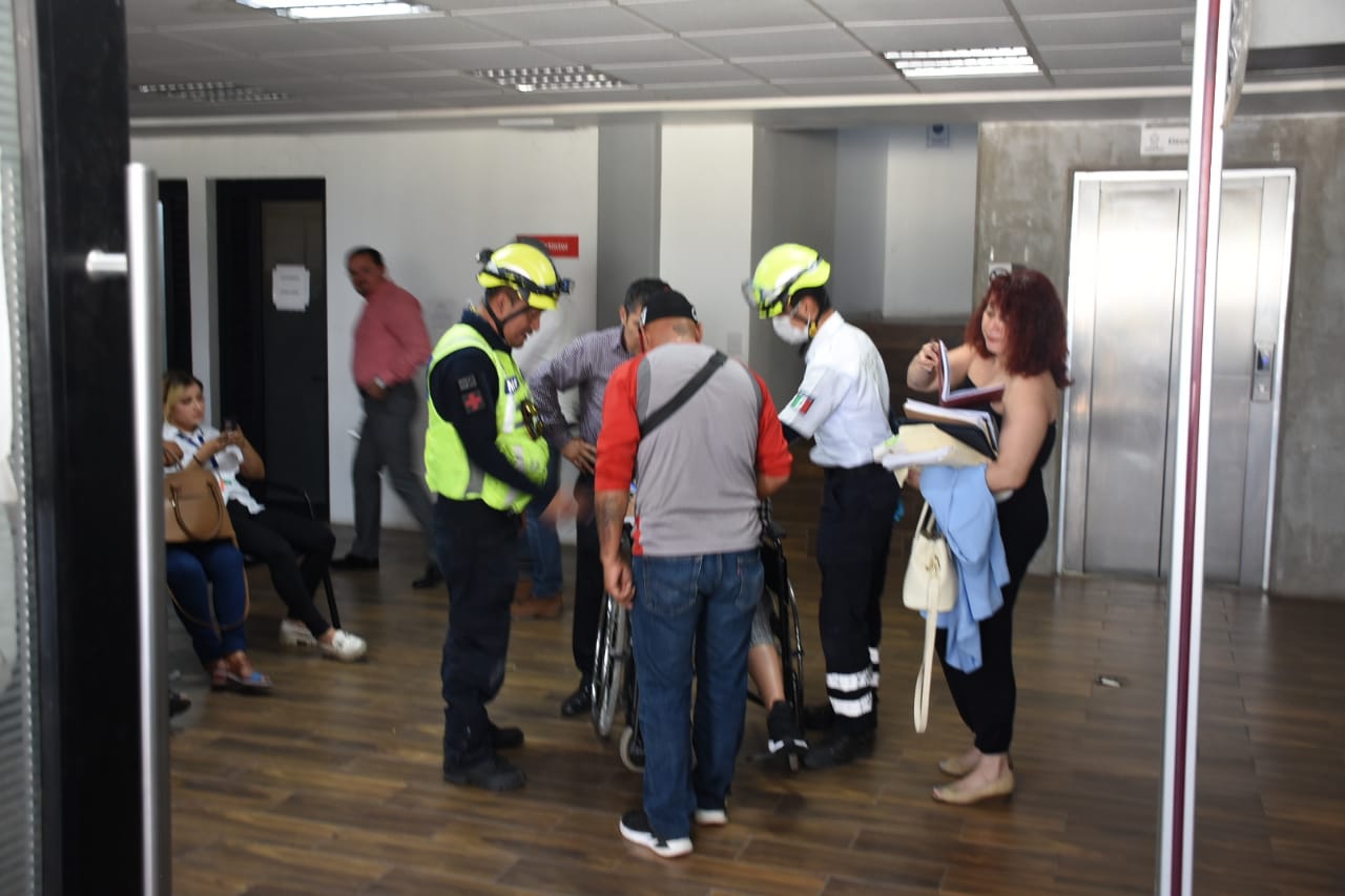 Pareja se queda atrapada en el elevador de la Unidad de Procuración de Justicia de Orizaba