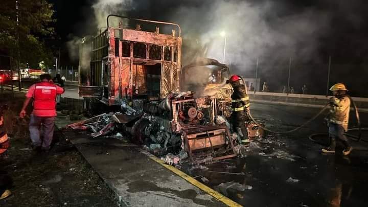 Se incendian tráiler y camión cargado de piña en la autopista La Tinaja-Ciudad Isla