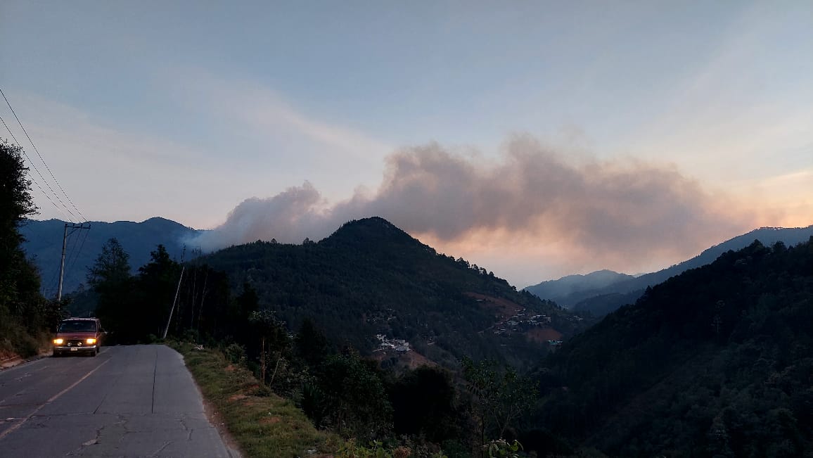 Voluntarios combaten nuevo incendio forestal cerca de Atlahuilco