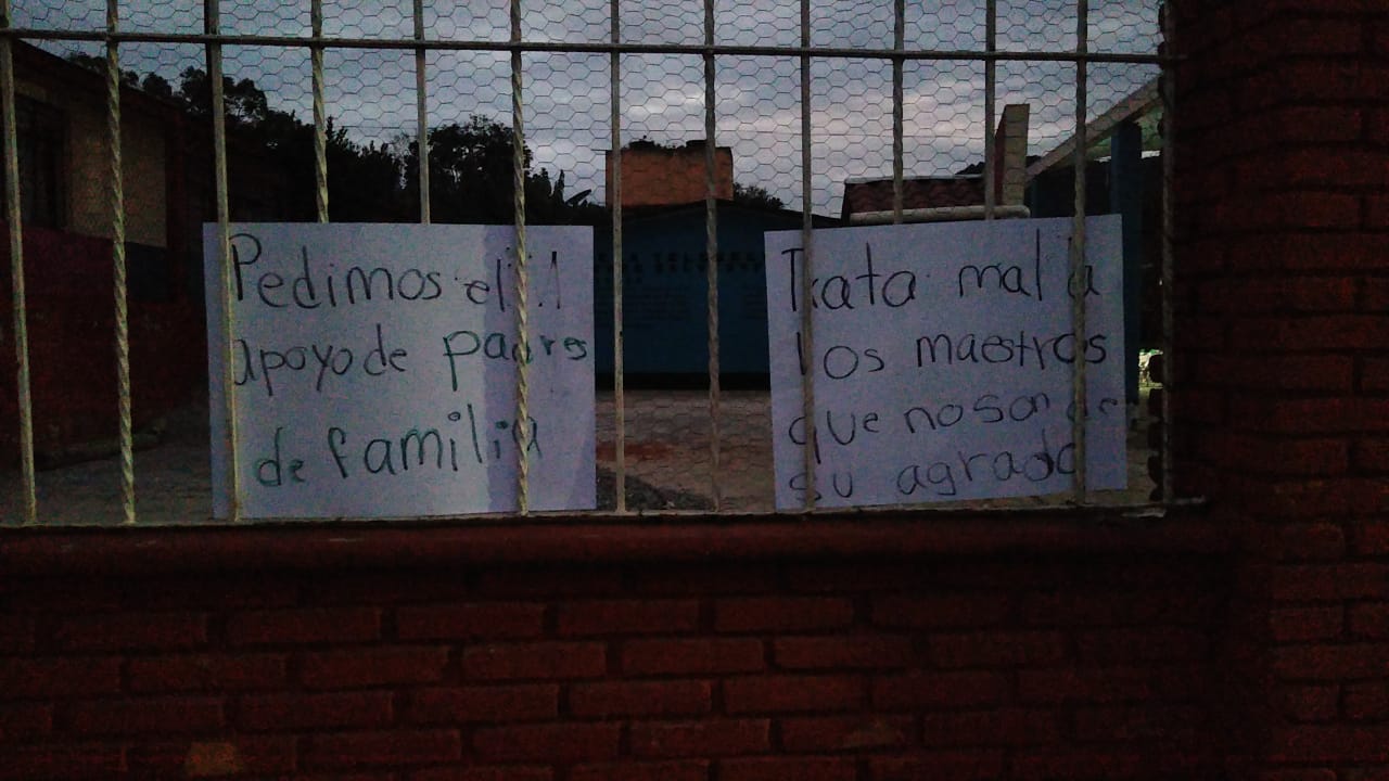 En Ixhuatlán del Café padres de familia de Telesecundaria exigen destitución de directora