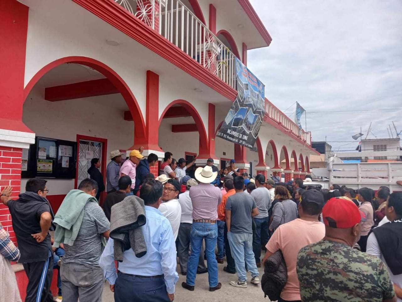 Toman palacio municipal de Calcahualco, habitantes aseguran que es la peor administración