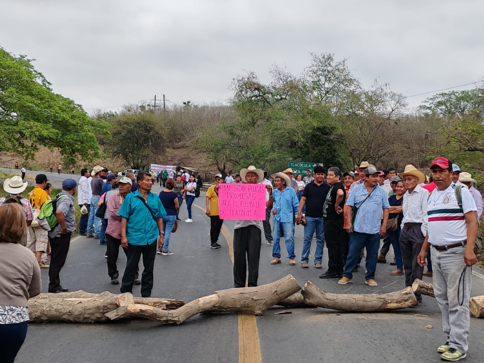 Habitantes de Chicontepec bloquean carretera en Tepezintla, exigen pavimentación