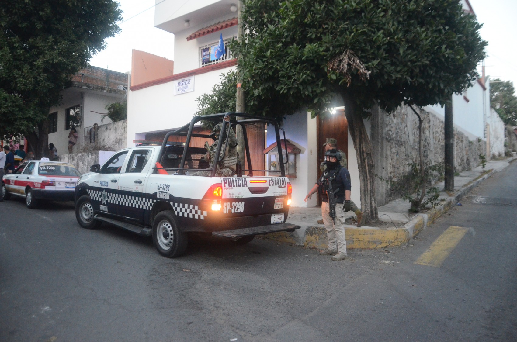 Vecinos vigilantes capturan y amarran a dos presuntos ladrones en Boca del Río