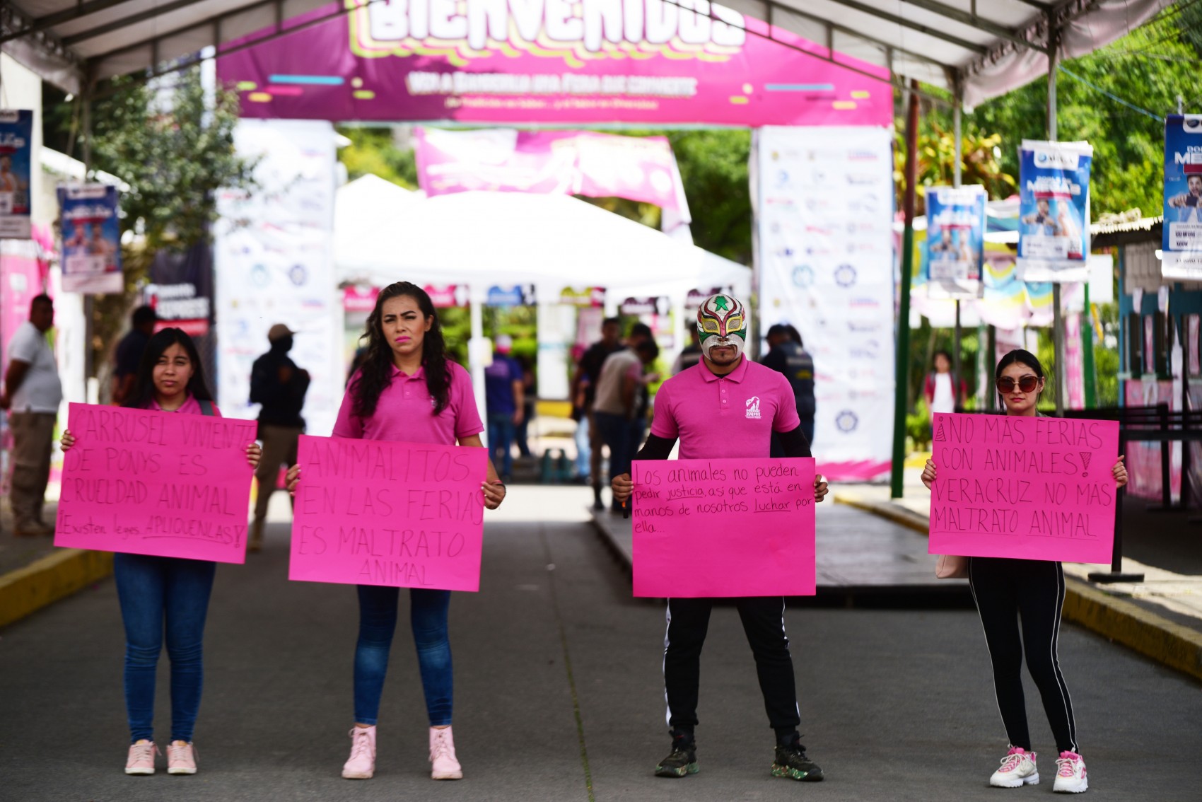 Animalistas cierran acceso a la Feria de Banderilla por supuestos casos de maltrato animal