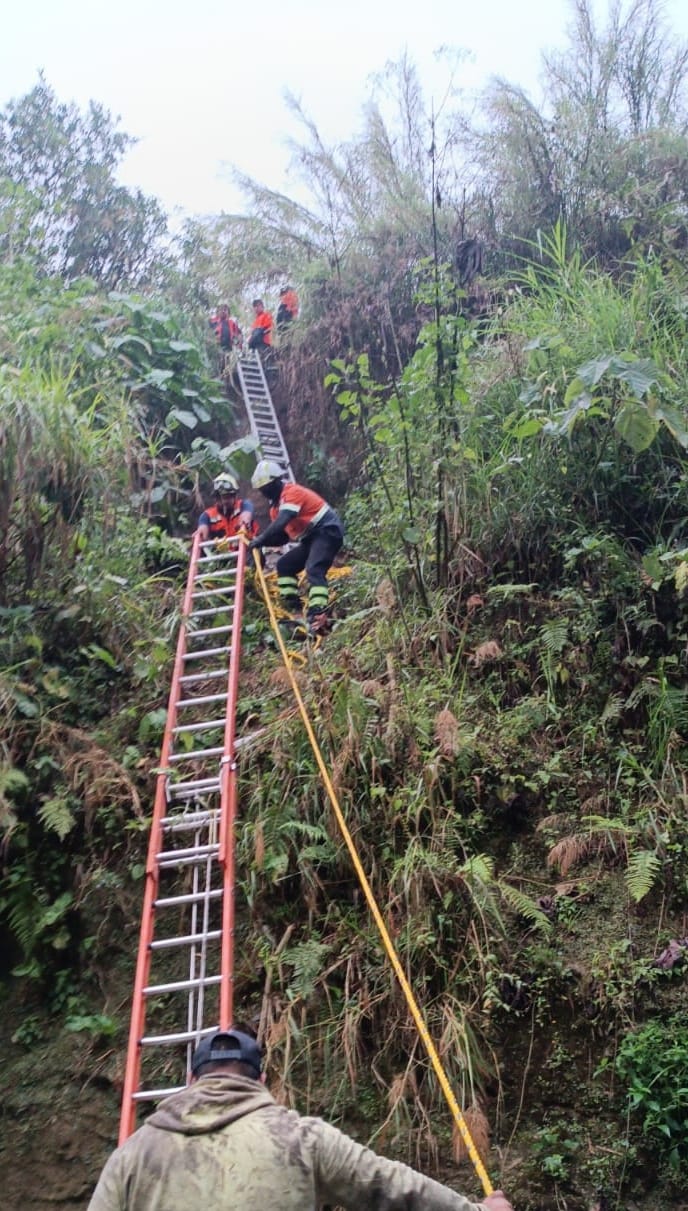 Rescatan a hombre que cayó a un barranco de 30 metros en Ixtaczoquitlán