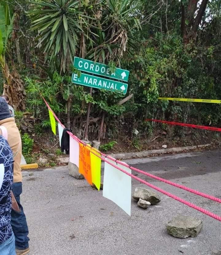 Habitantes de Coetzala toman vialidad para exigir conclusión de obra de conducción de agua potable