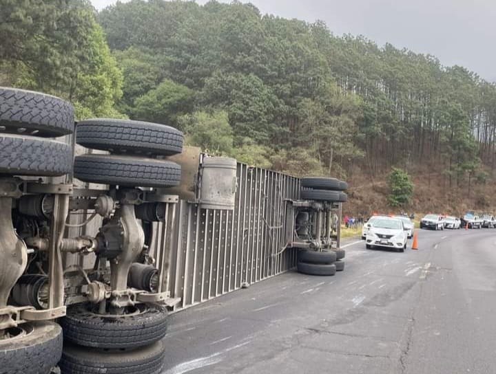 Vuelca tráiler en las cumbres de Maltrata, no hay lesionados