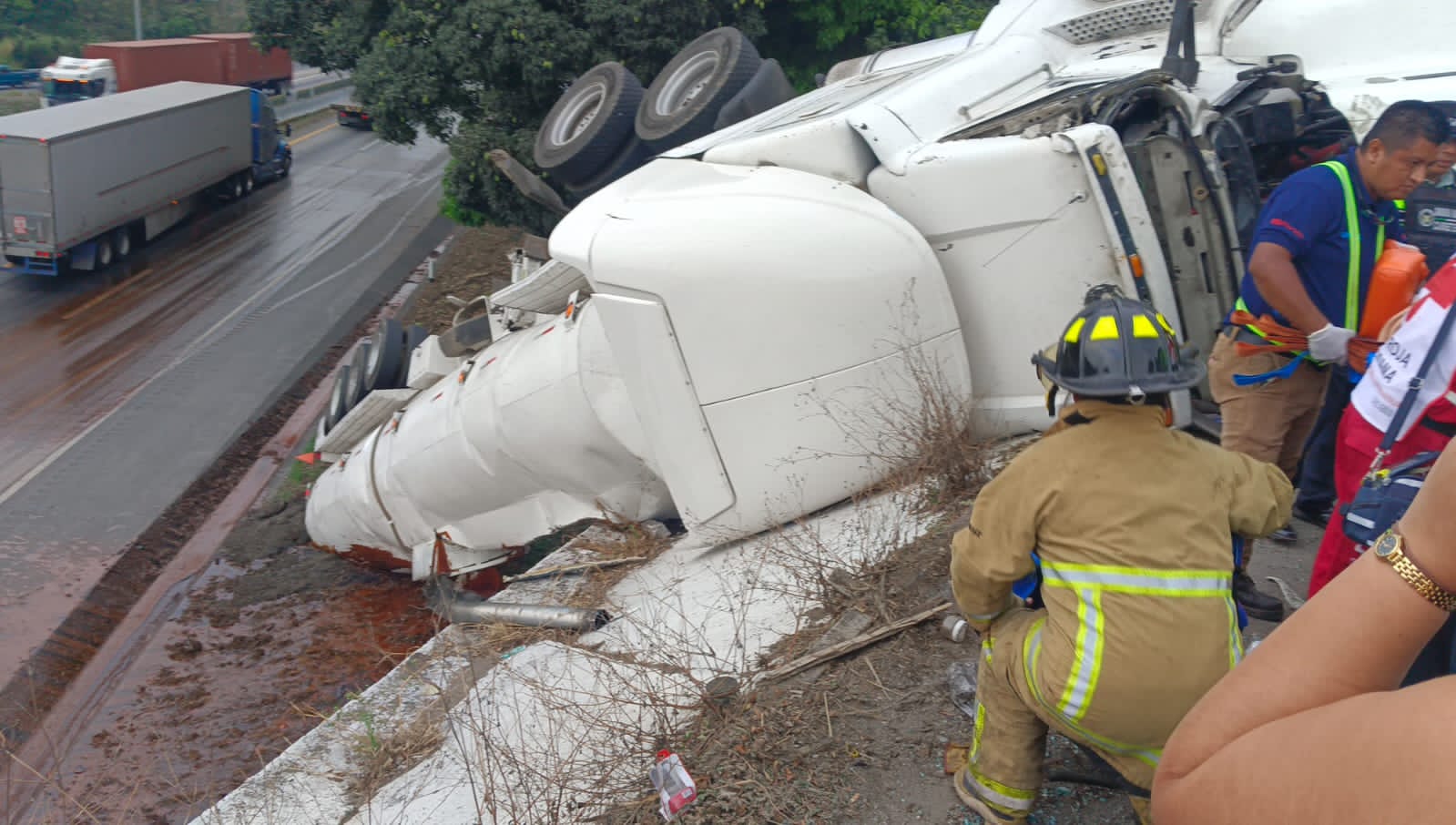 Pipa cargada con 30 mil litros de melaza vuelca y cae de puente en la autopista Veracruz-Córdoba