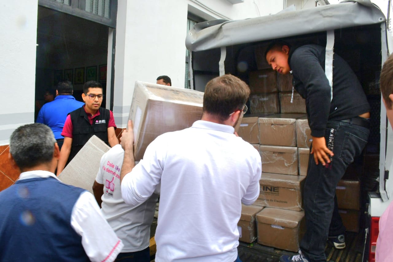 OPLE Veracruz entrega al INE documentación y material electoral para Voto Anticipado