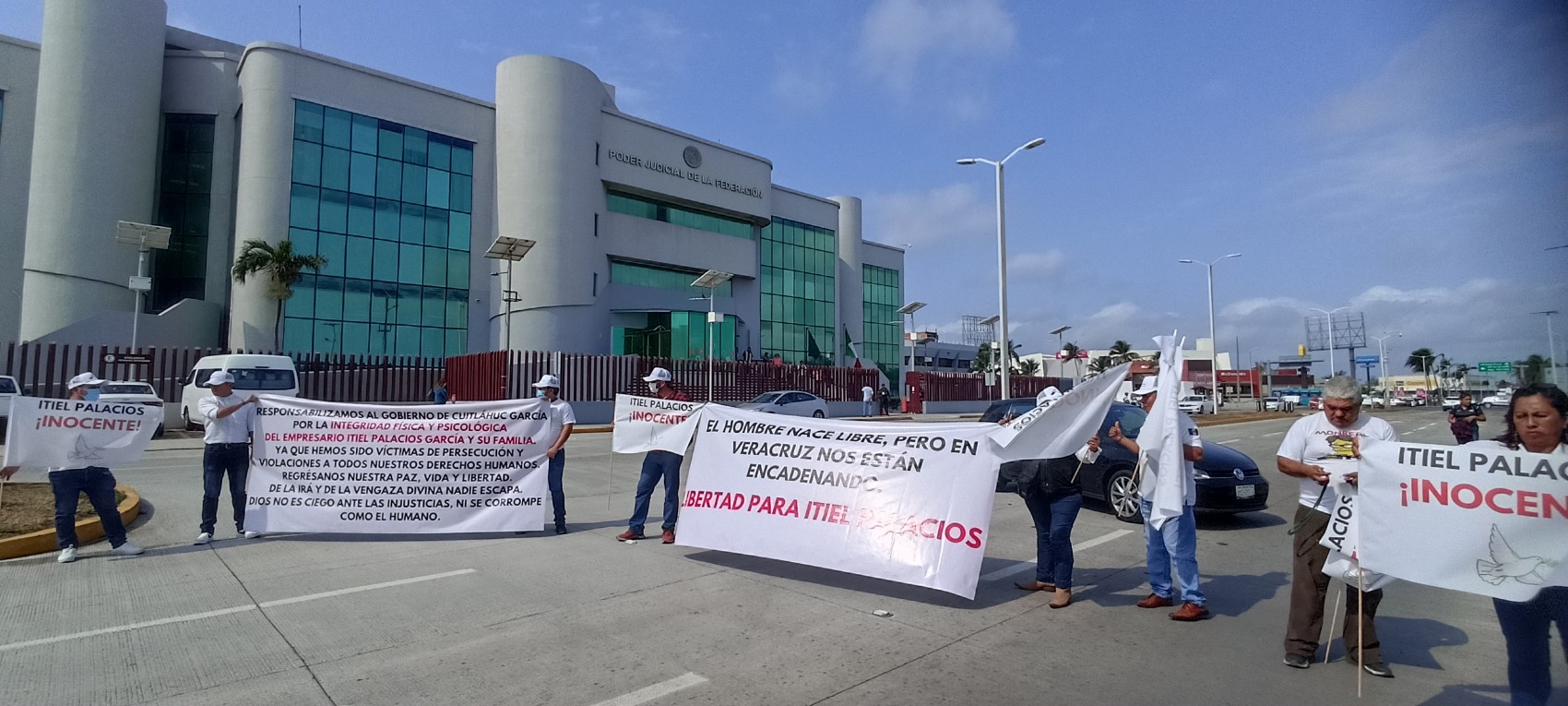 Se manifiestan en juzgados federales para exigir la libertad del empresario Itiel Palacios García