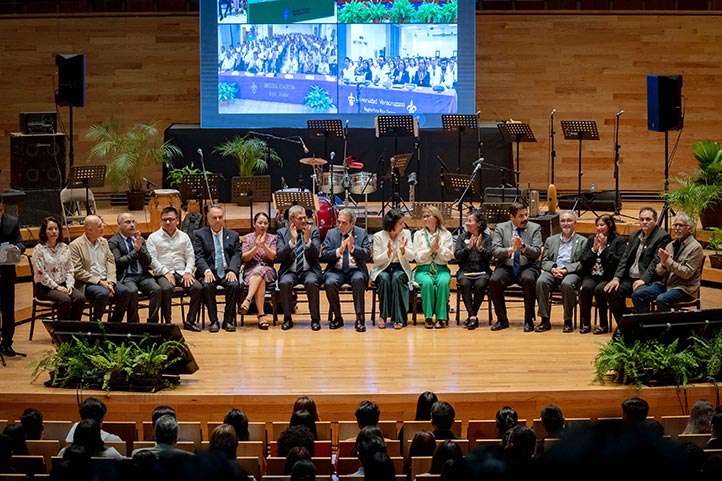 UV reconoció y felicitó el esfuerzo de su comunidad egresada