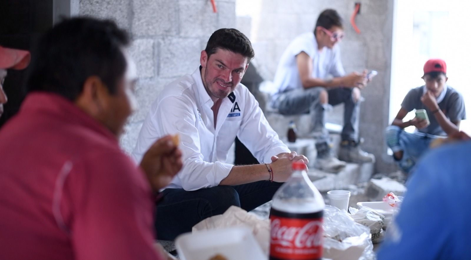 Gerardo Loya celebra el Día de la Santa Cruz con trabajadores de la construcción