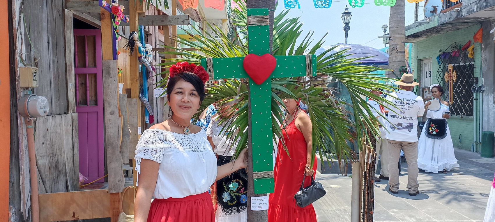 Adornan artistas plásticos el callejón Toña la Negra de Veracruz en el Día de la Santa Cruz