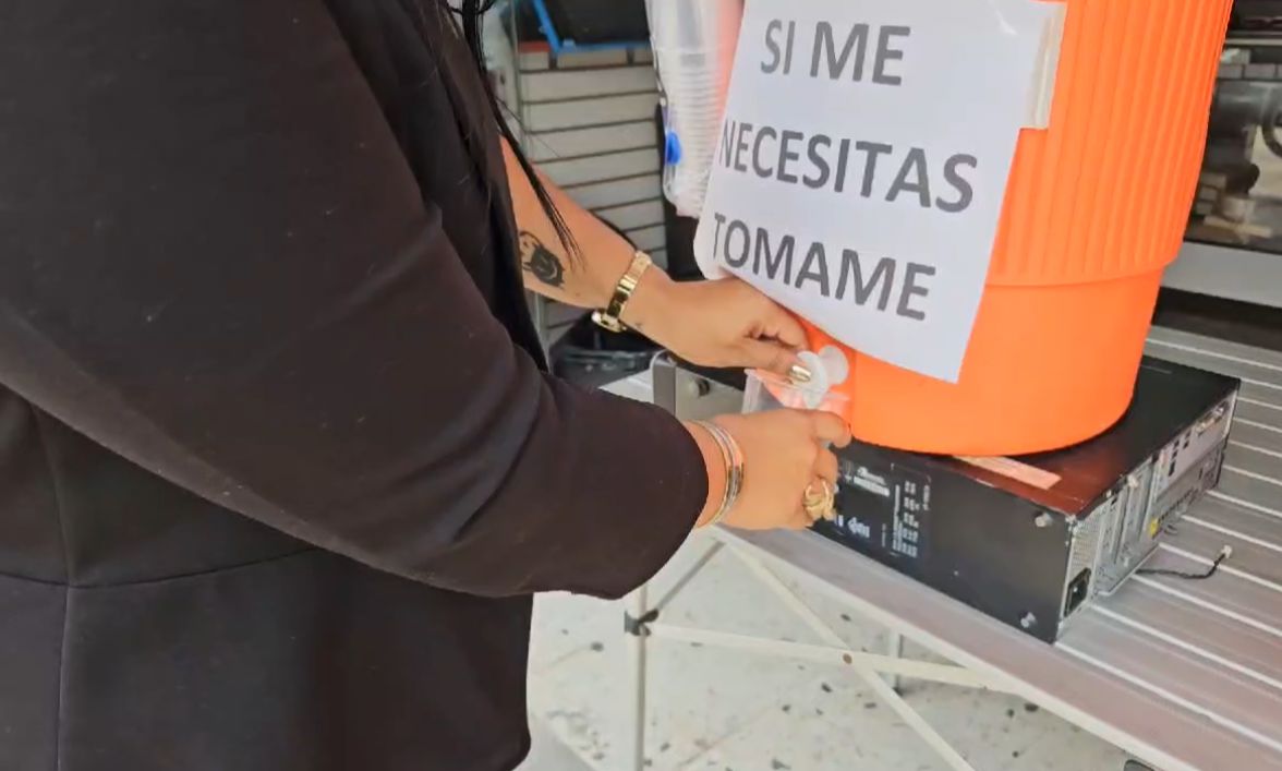 Trabajadores se cooperan e instalan punto de hidratación pública gratuita en Poza Rica