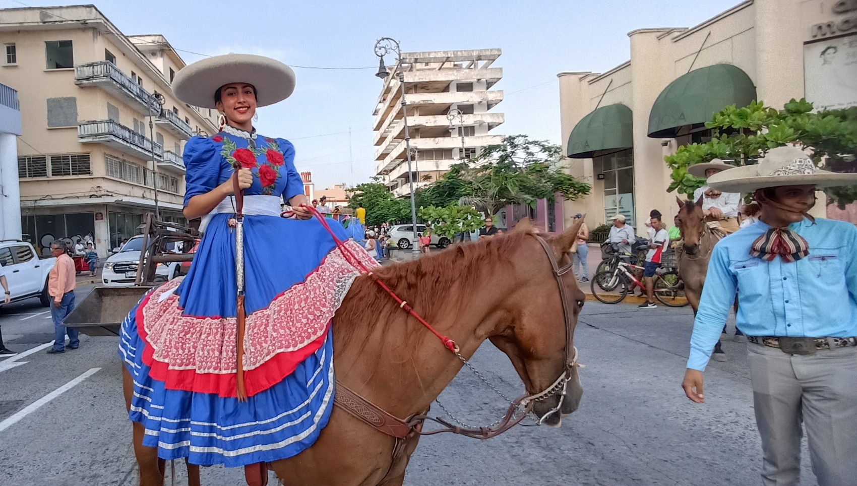 Realizan cabalgata por el Centro Histórico de la ciudad de Veracruz por la Expo Feria Ganadera Ylang-Ylang