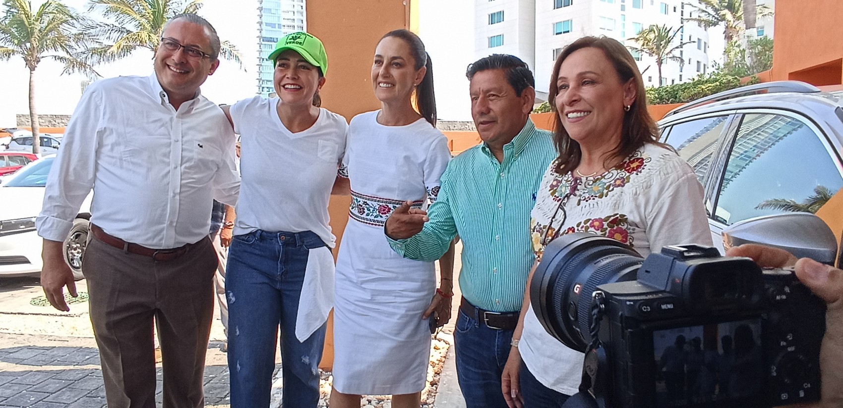 Sheinbaum responde con besos a rechazo a su llegada al aeropuerto de Veracruz