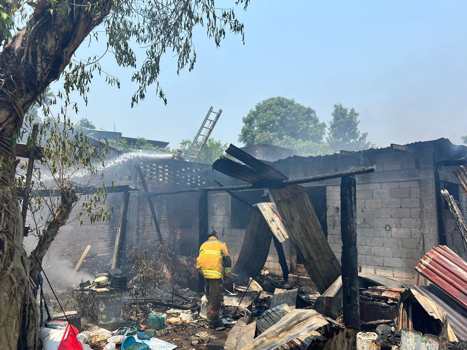 Adulto mayor se salva de morir en incendio de su vivienda en Tihuatlán