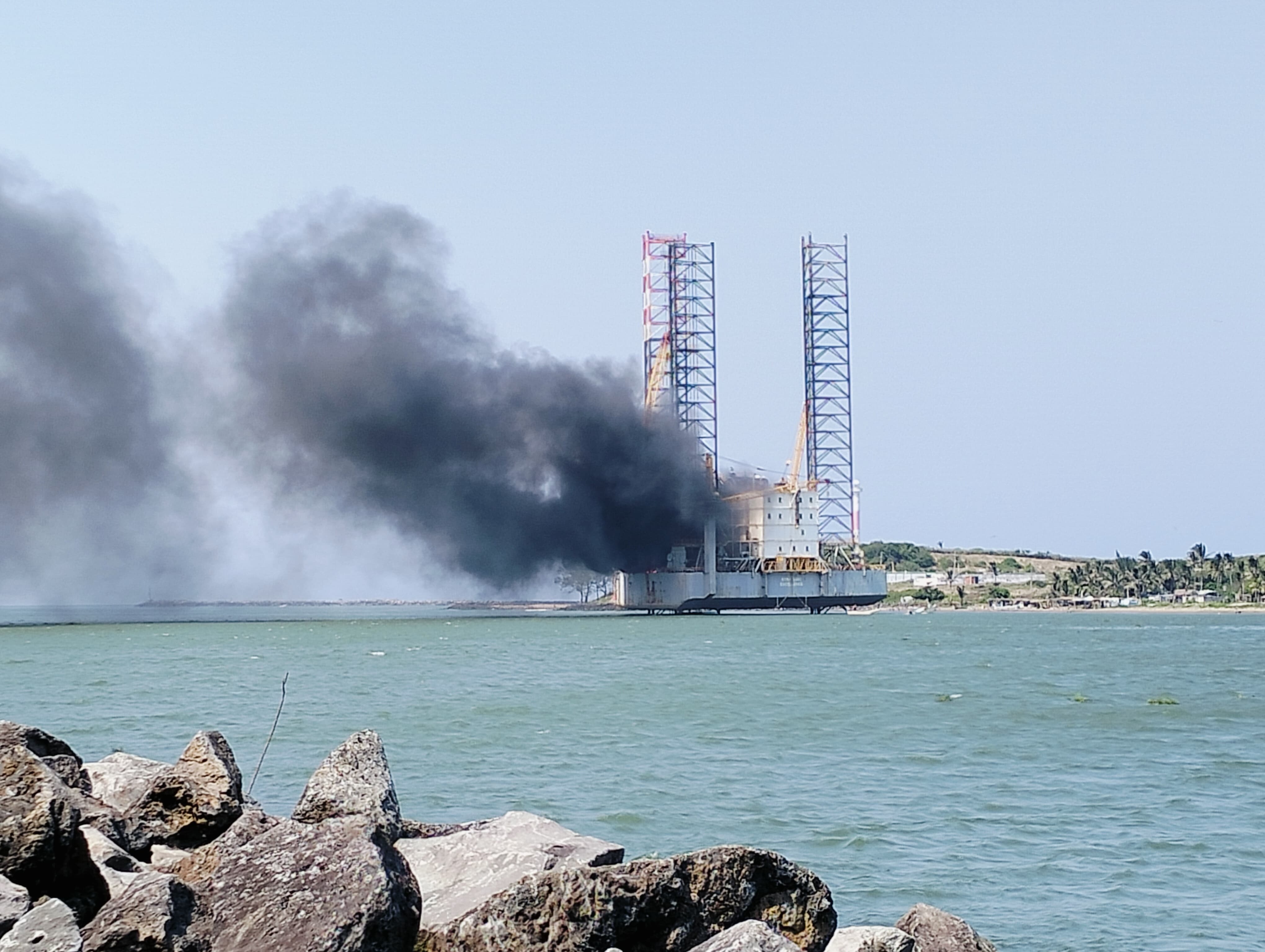 Se incendia plataforma marítima en Alvarado