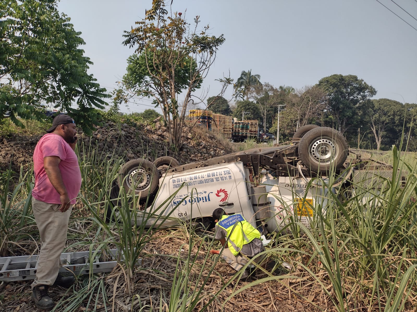Dos lesionados en volcadura de pipa con gas LP en Yanga