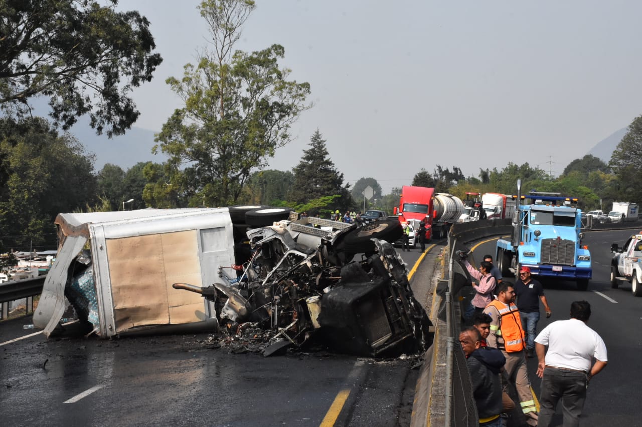 Tráiler vuelca tras chocar por alcance contra camioneta, responsable escapa