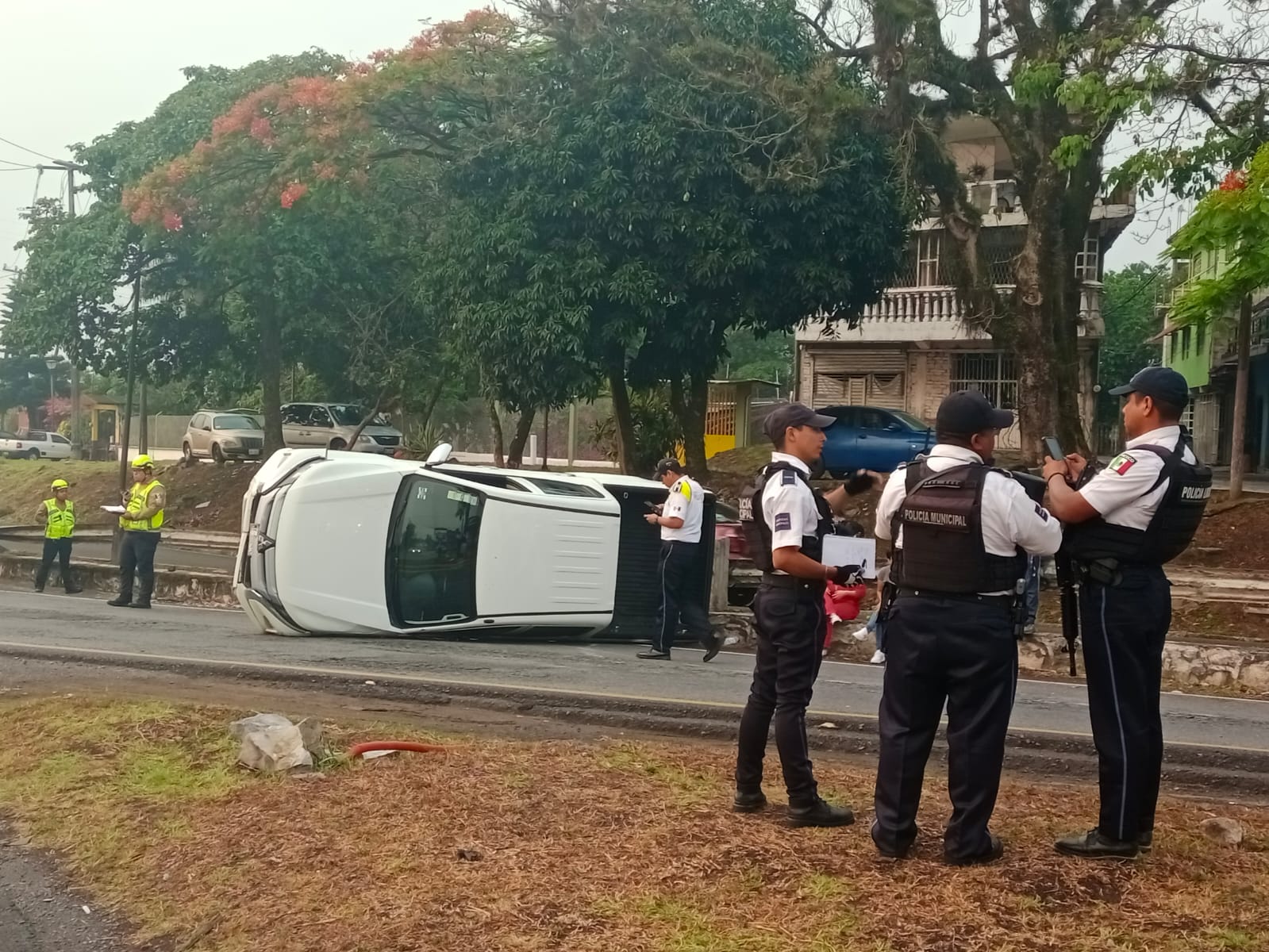 Vuelca camioneta en el trebol de Escamela