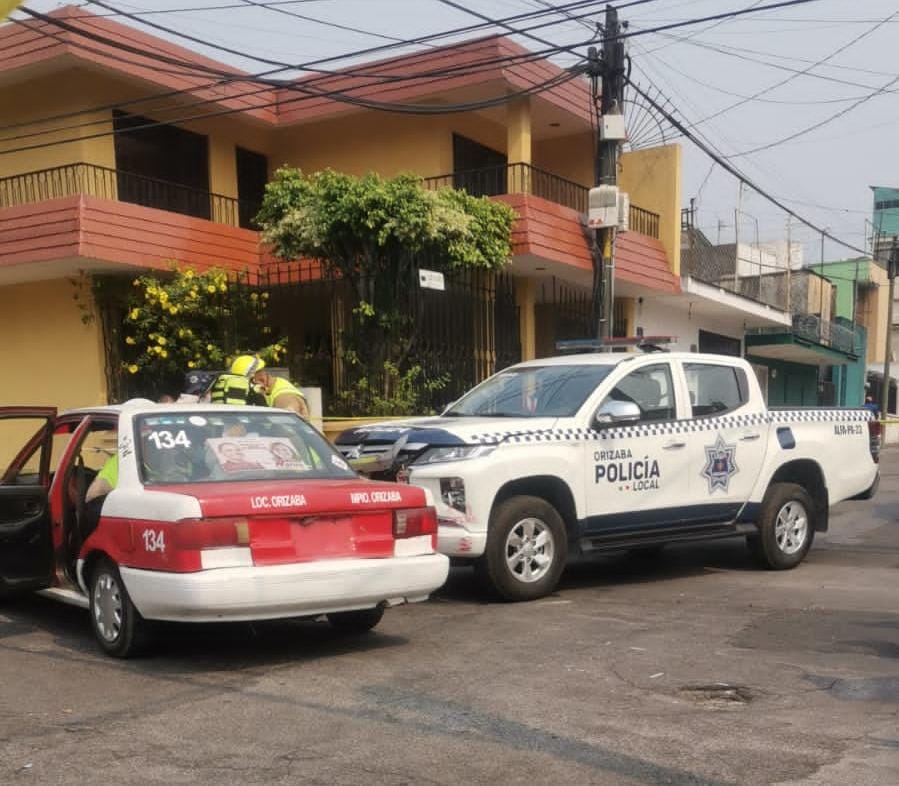 Dos menores lesionados en accidente de patrulla contra taxi en Orizaba