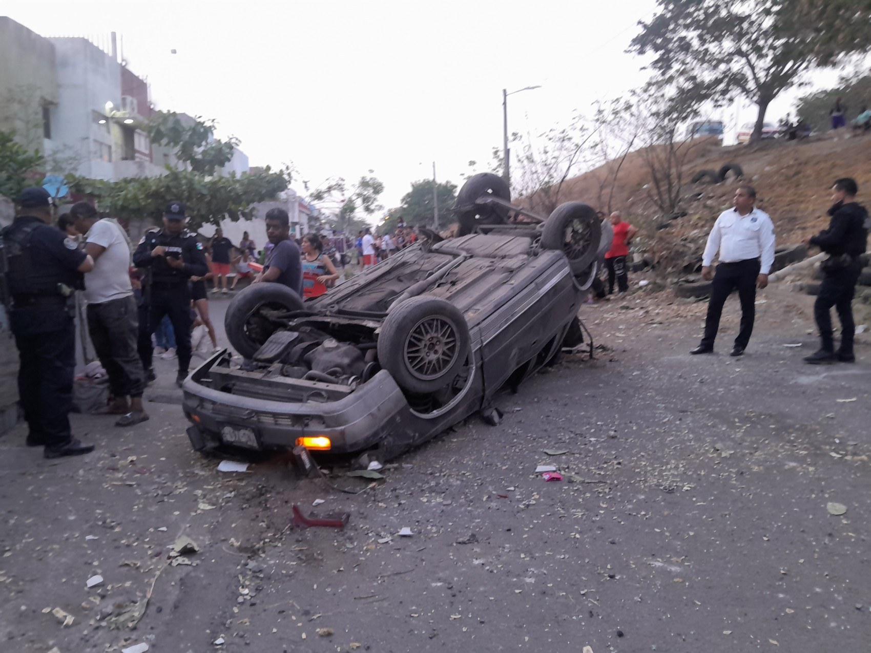 Auto vuelca en Collinas de Santa Fe y atropella a señora