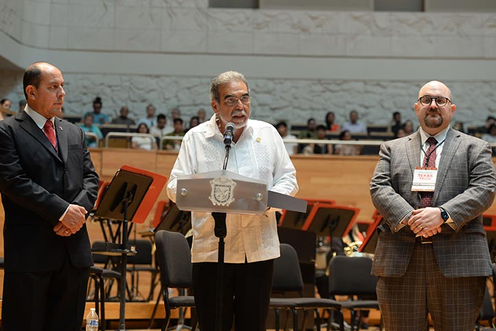 Orquesta Sinfónica de la U. Texas tocó a beneficio de Comedores UV