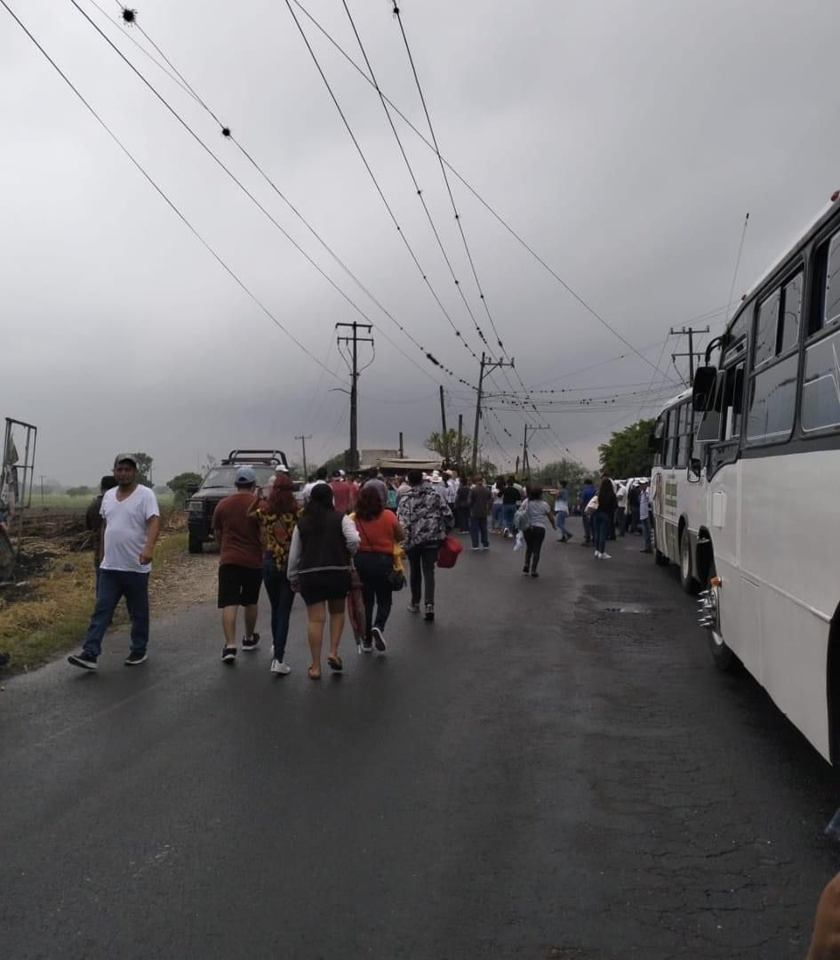 Transporte Público coloca retenes para impedir paso de autobuses que se dirigían a evento de Pepe Yunes