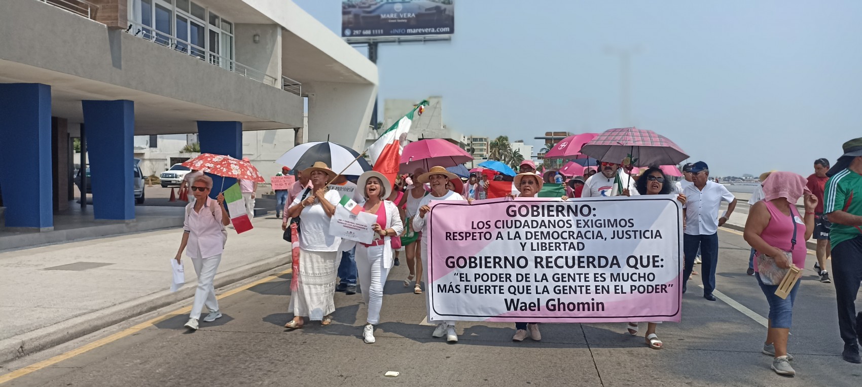 Marchan en Defensa de la República en Veracruz puerto