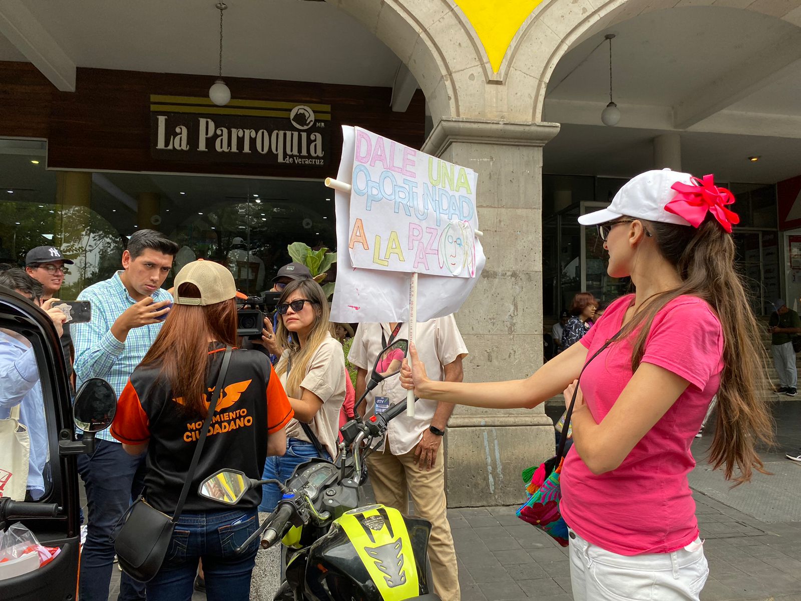 Agreden verbalmente a candidatos de MC en Xalapa