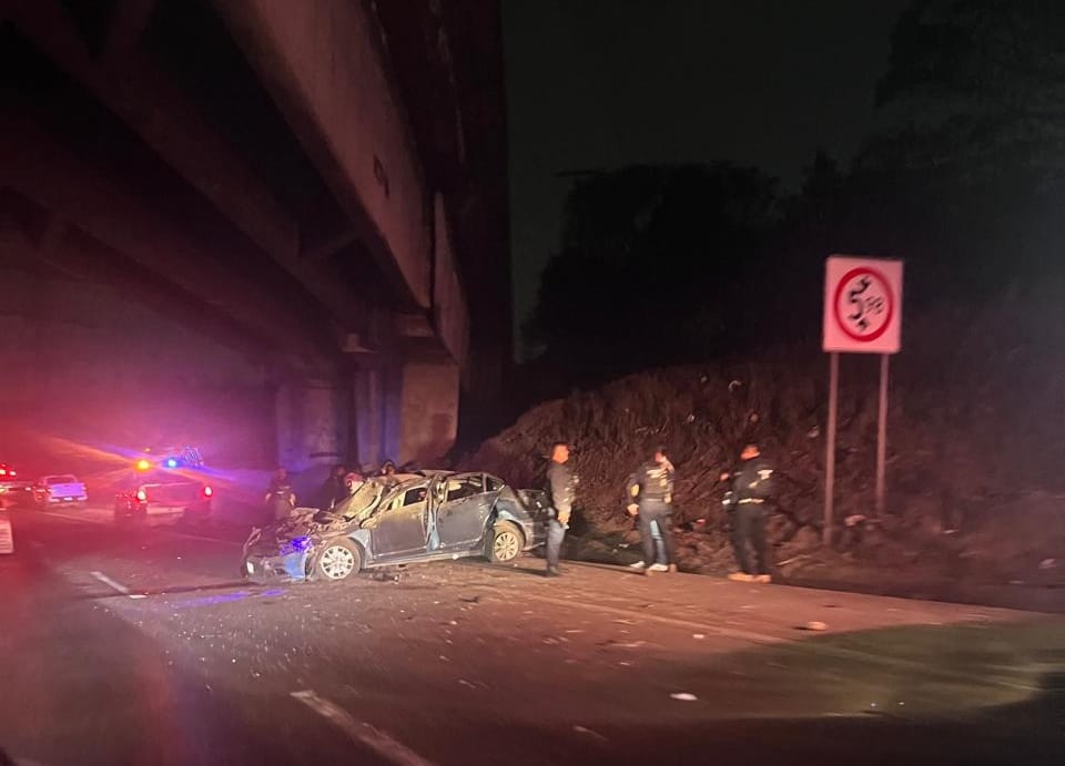 Pierde control, vuelca y se estrella contra base de concreto de puente de ferrocarril en Orizaba