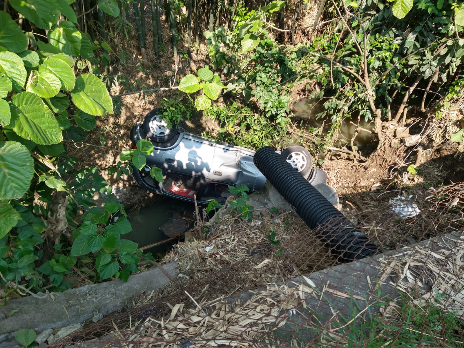 Auto compacto termina en arroyo de aguas negras al fondo de un barranco en Córdoba