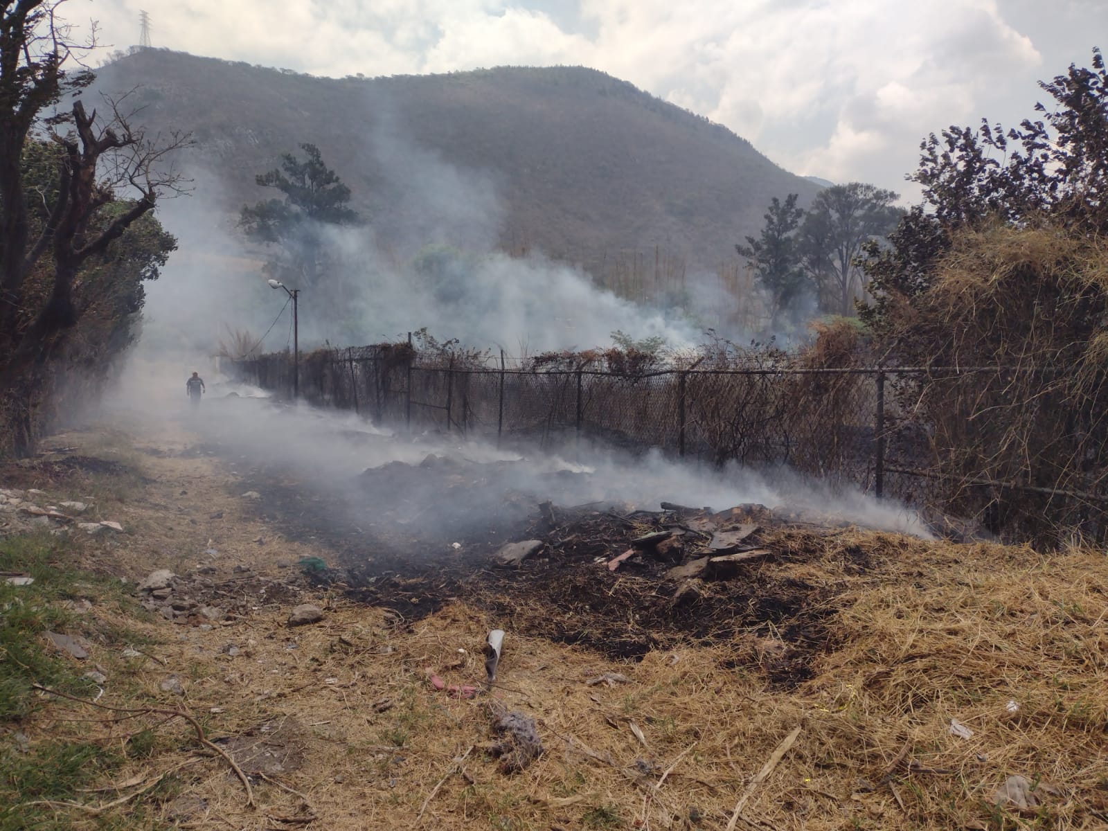 Fuerte movilización provoca incendio de pastizal en Nogales